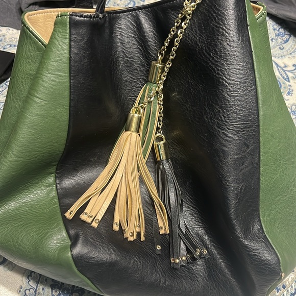 Gorgeous green and black man made leather bucket bag with 3 tassels - Picture 2 of 8